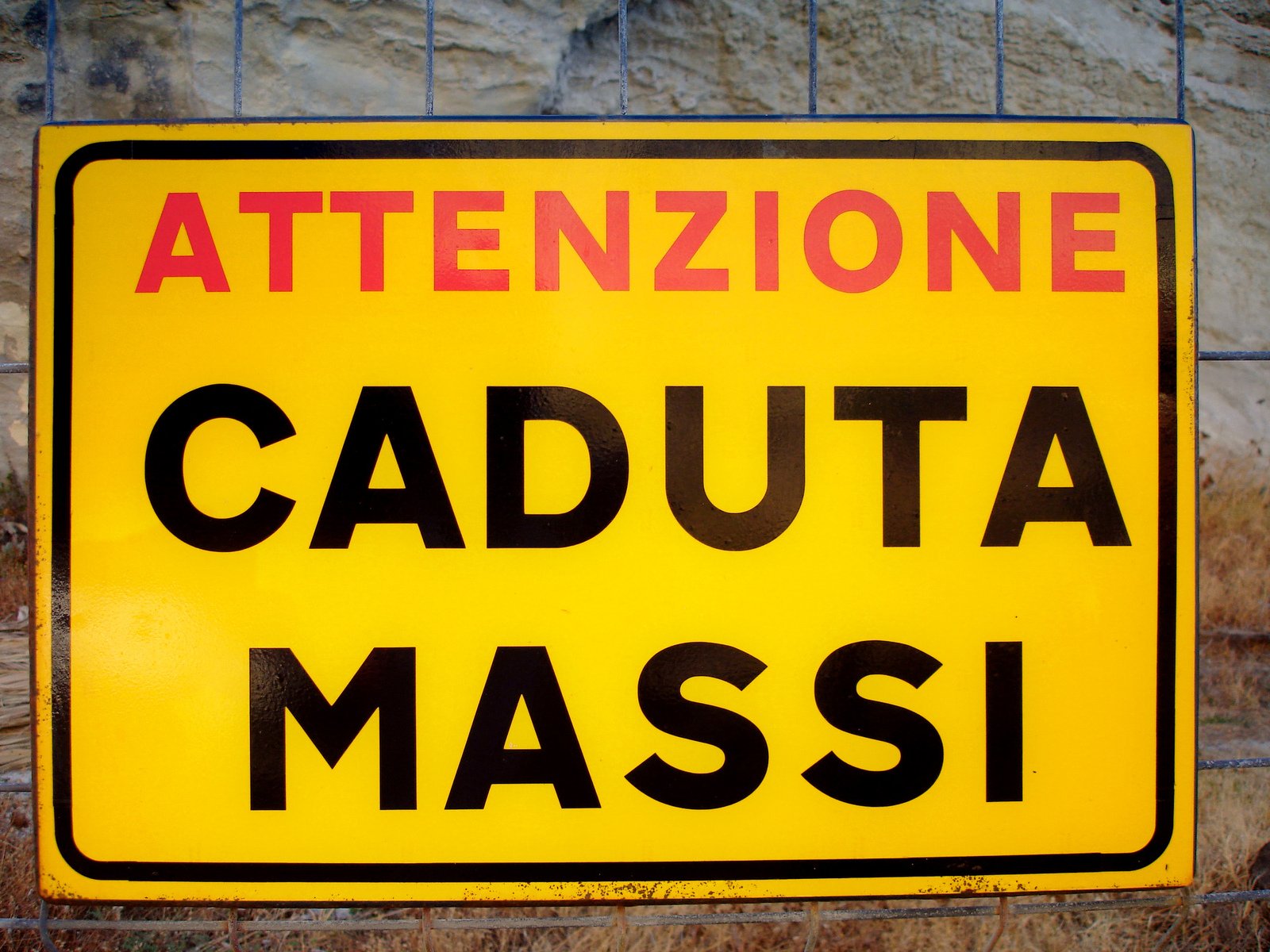 the sign says atate enzione, caduta massi