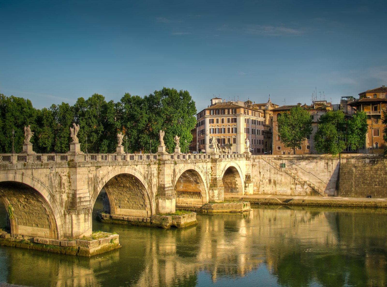 there are many bridges that cross over the water