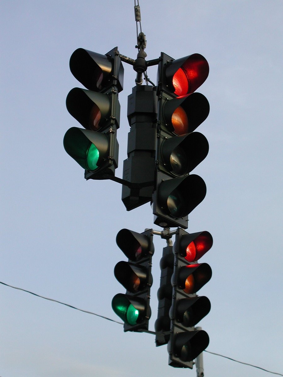 two stoplights, one green and one red