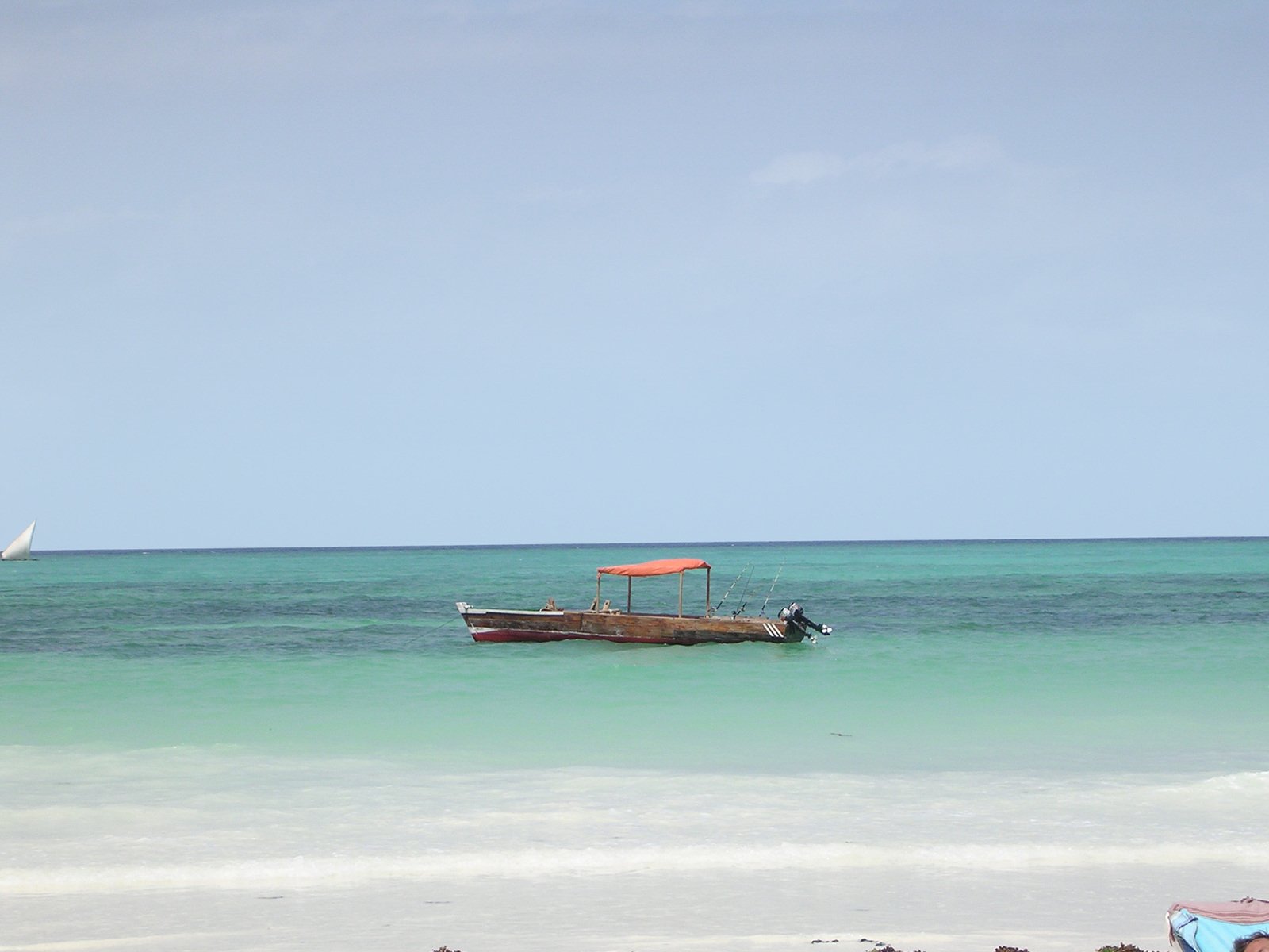 a lone boat is sitting on the beach