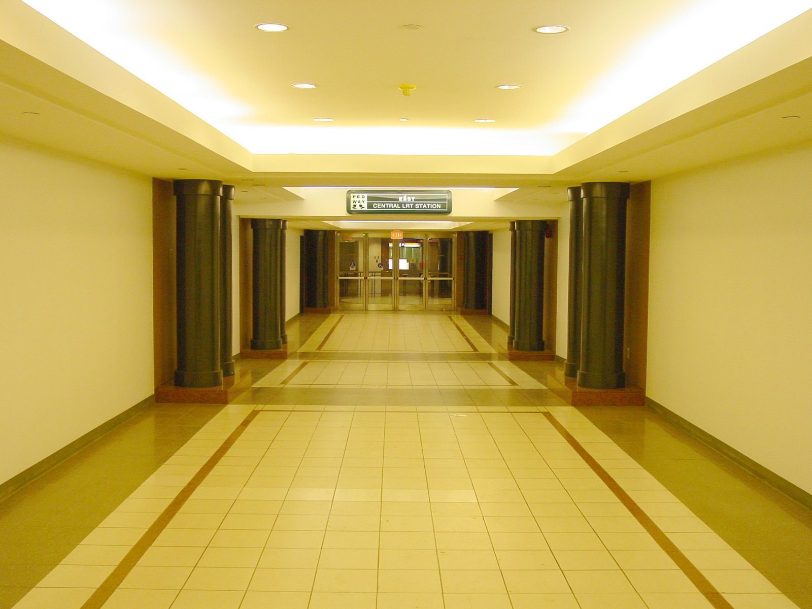 an empty hallway that is lined with pillars