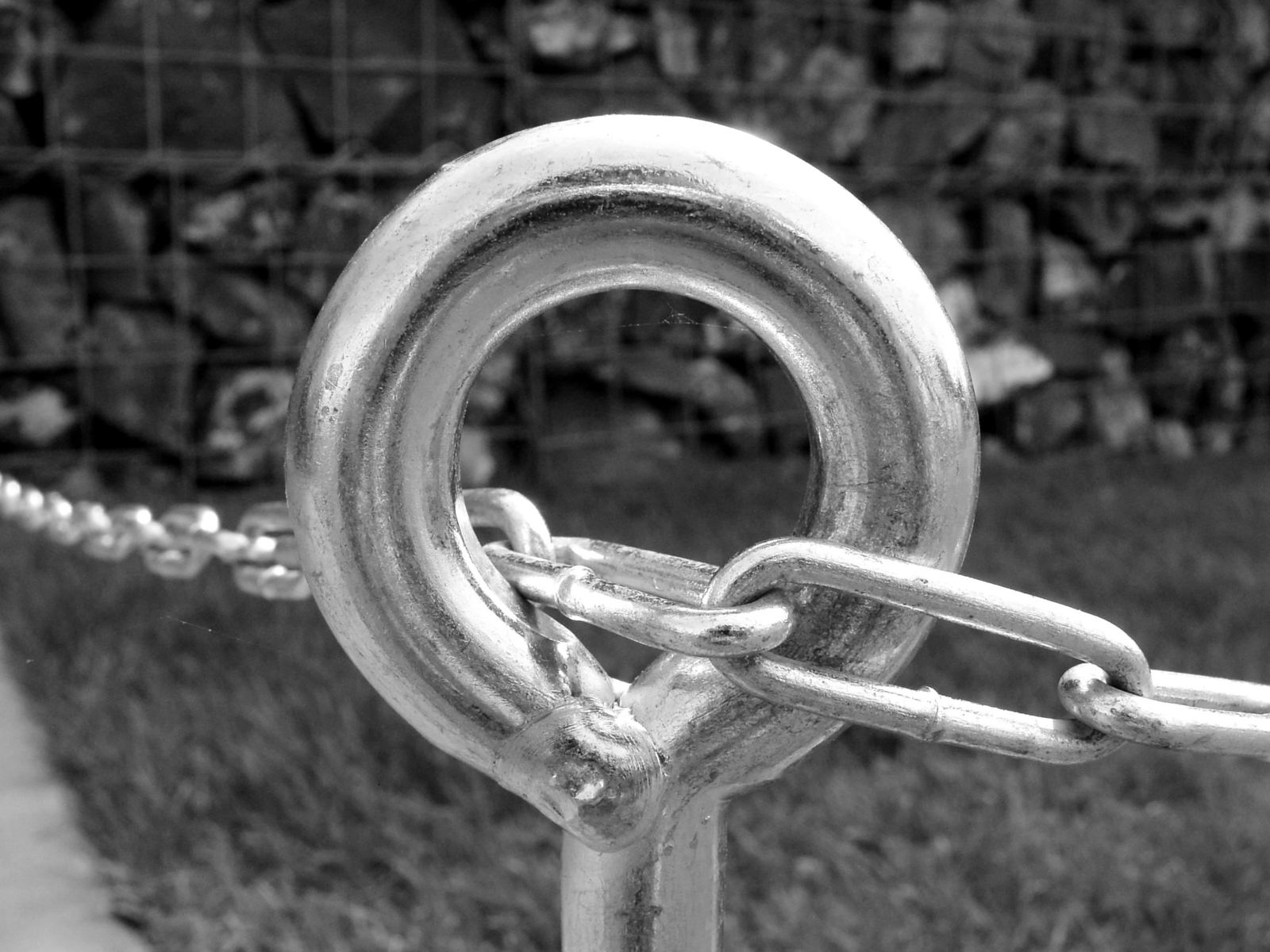 this is an old metal fence with a chain