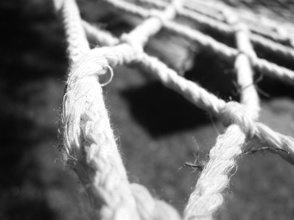 close up of ropes wrapped in rope in a park