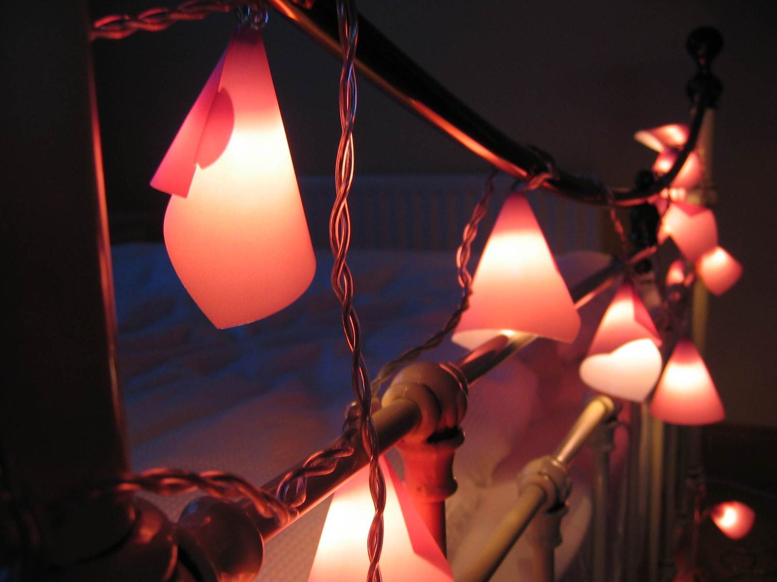 several light bulbs and lights hanging from a wall