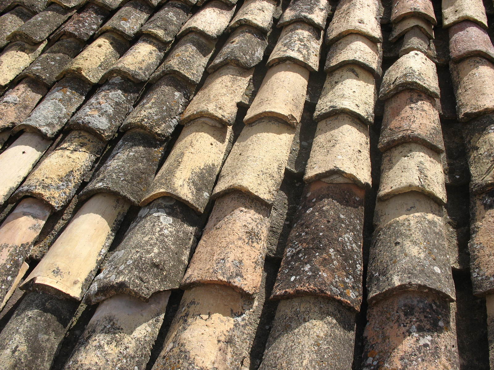 a lot of tiles in the shape of a roof