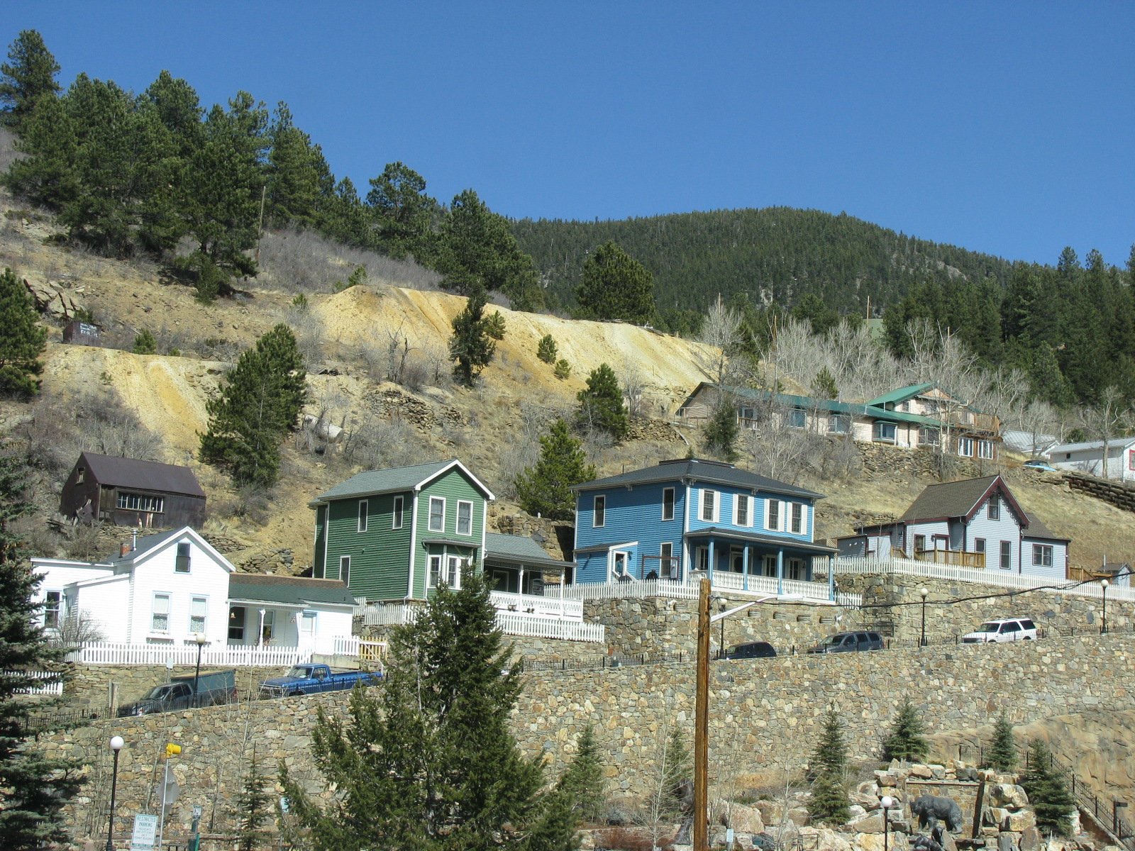 an area with many houses sitting on the hillside