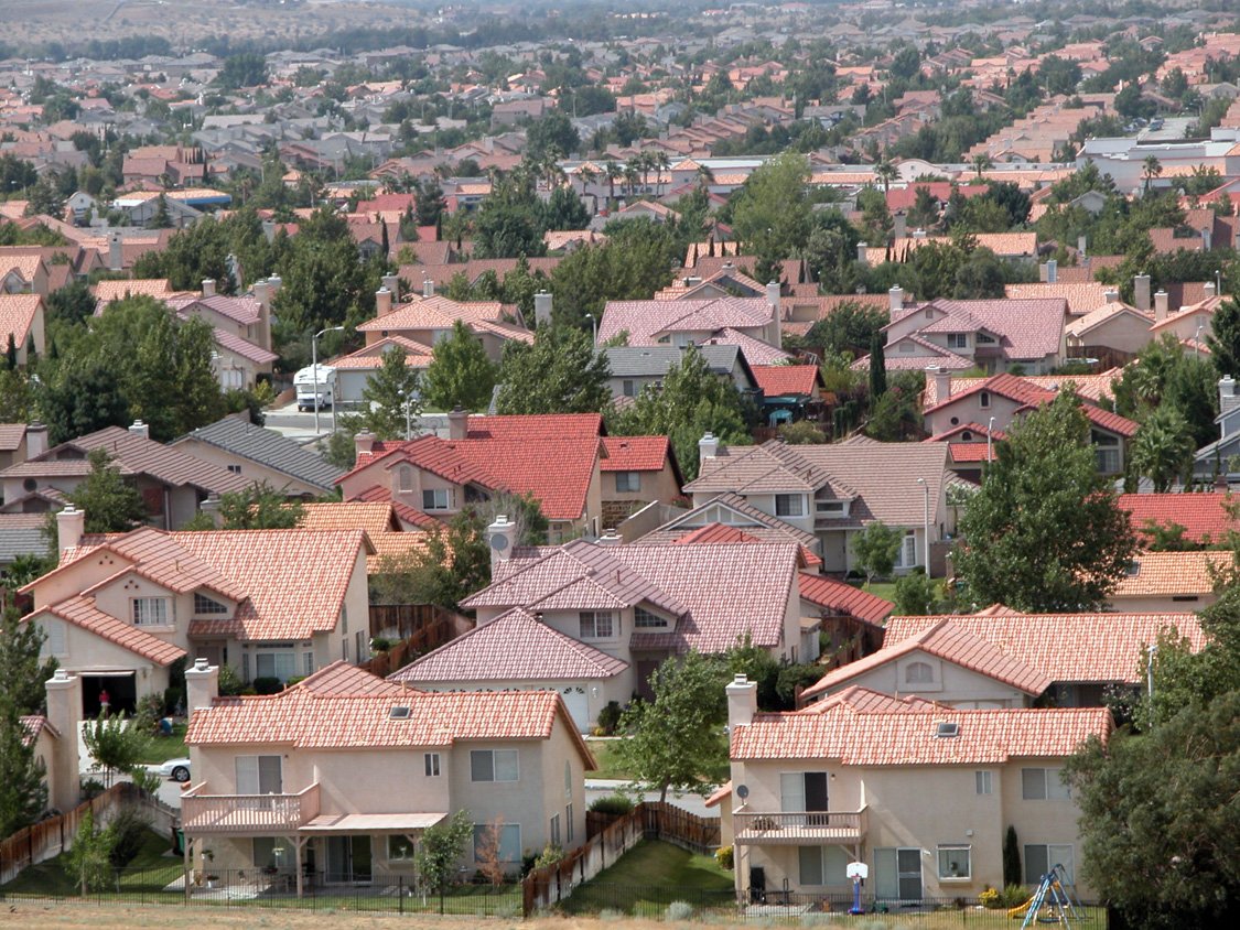 the houses of this neighborhood can be seen across from each other
