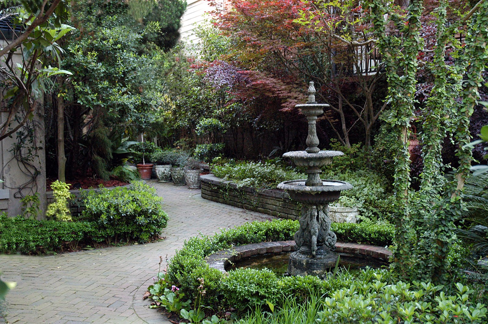 a large garden with a fountain in it