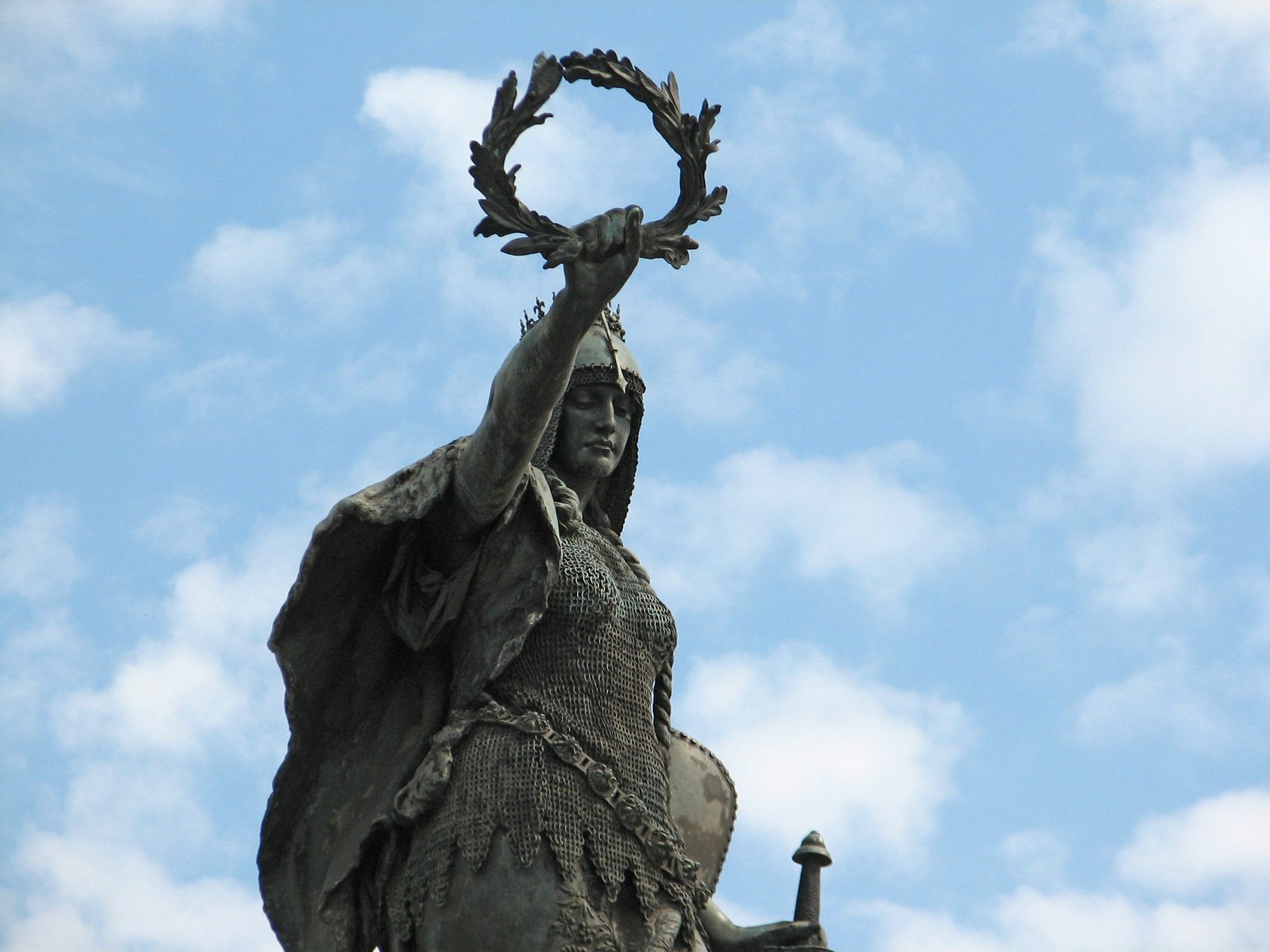 a statue with a horned crown on top of it