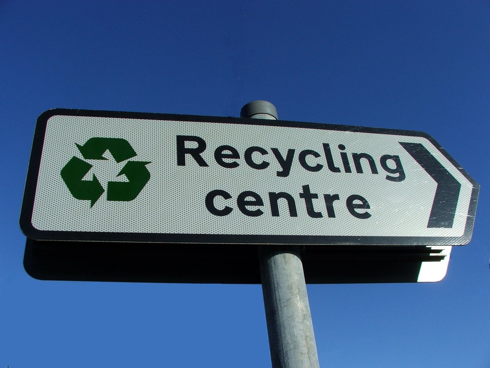 a sign indicates that there is a recycling centre