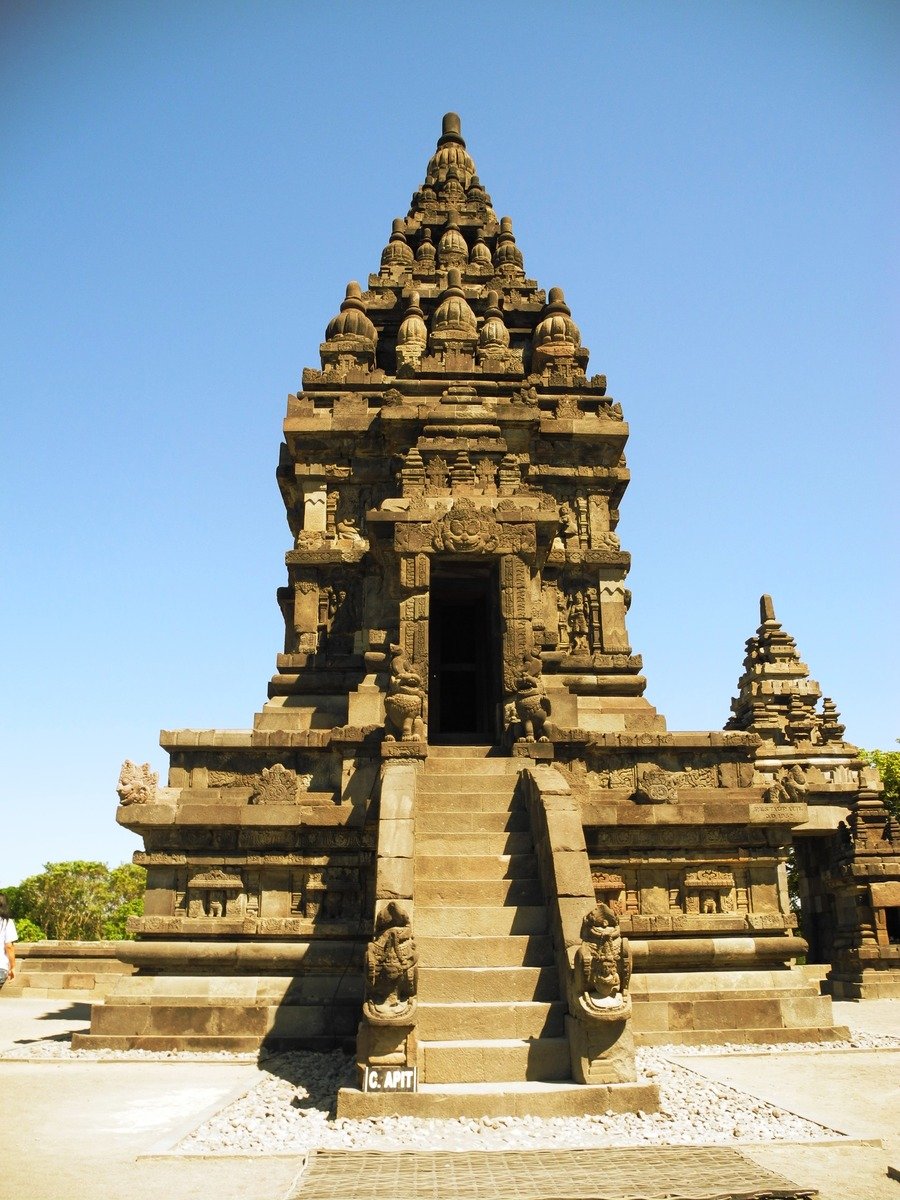 a very large structure made out of stones