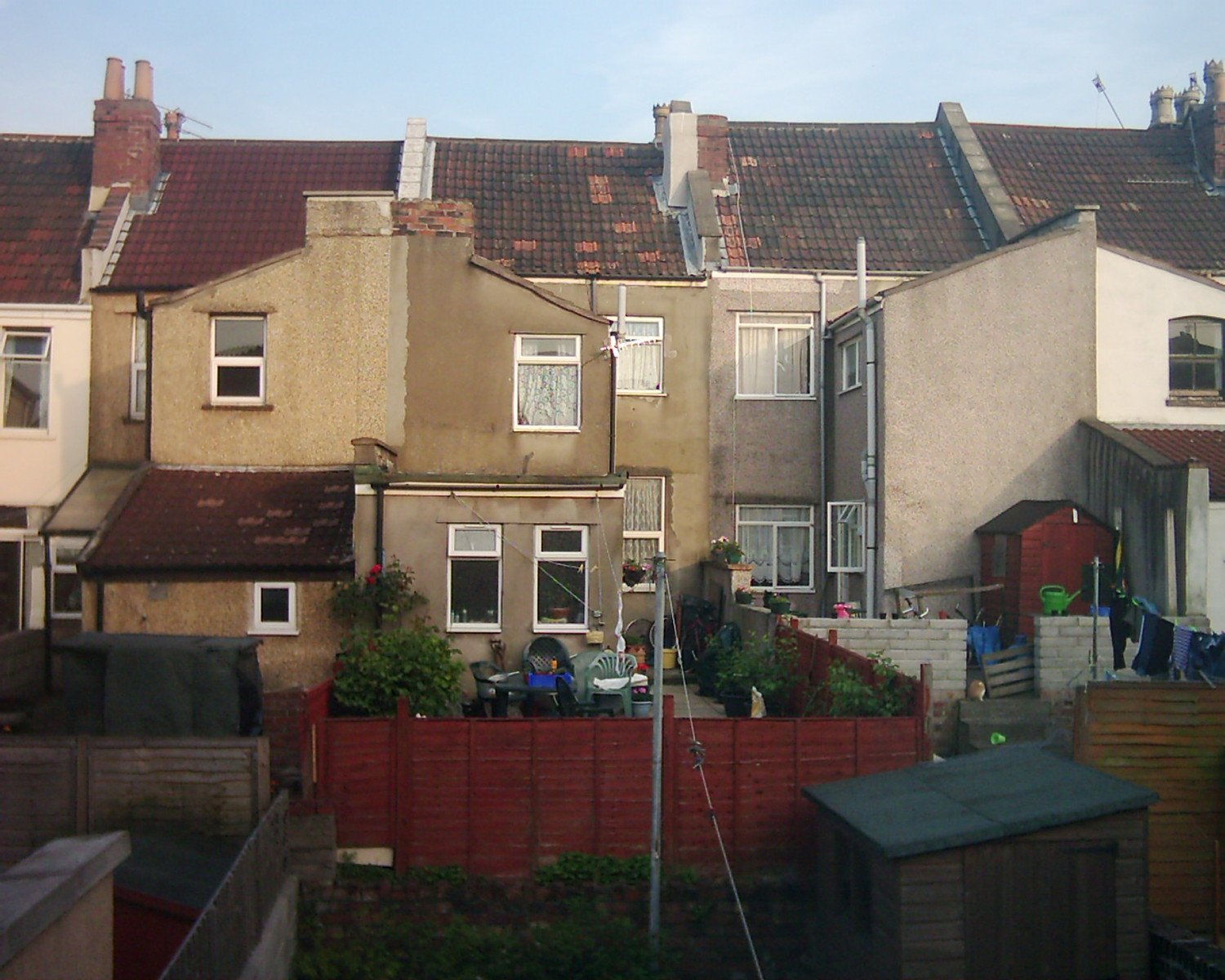 a group of buildings in the back with windows and siding