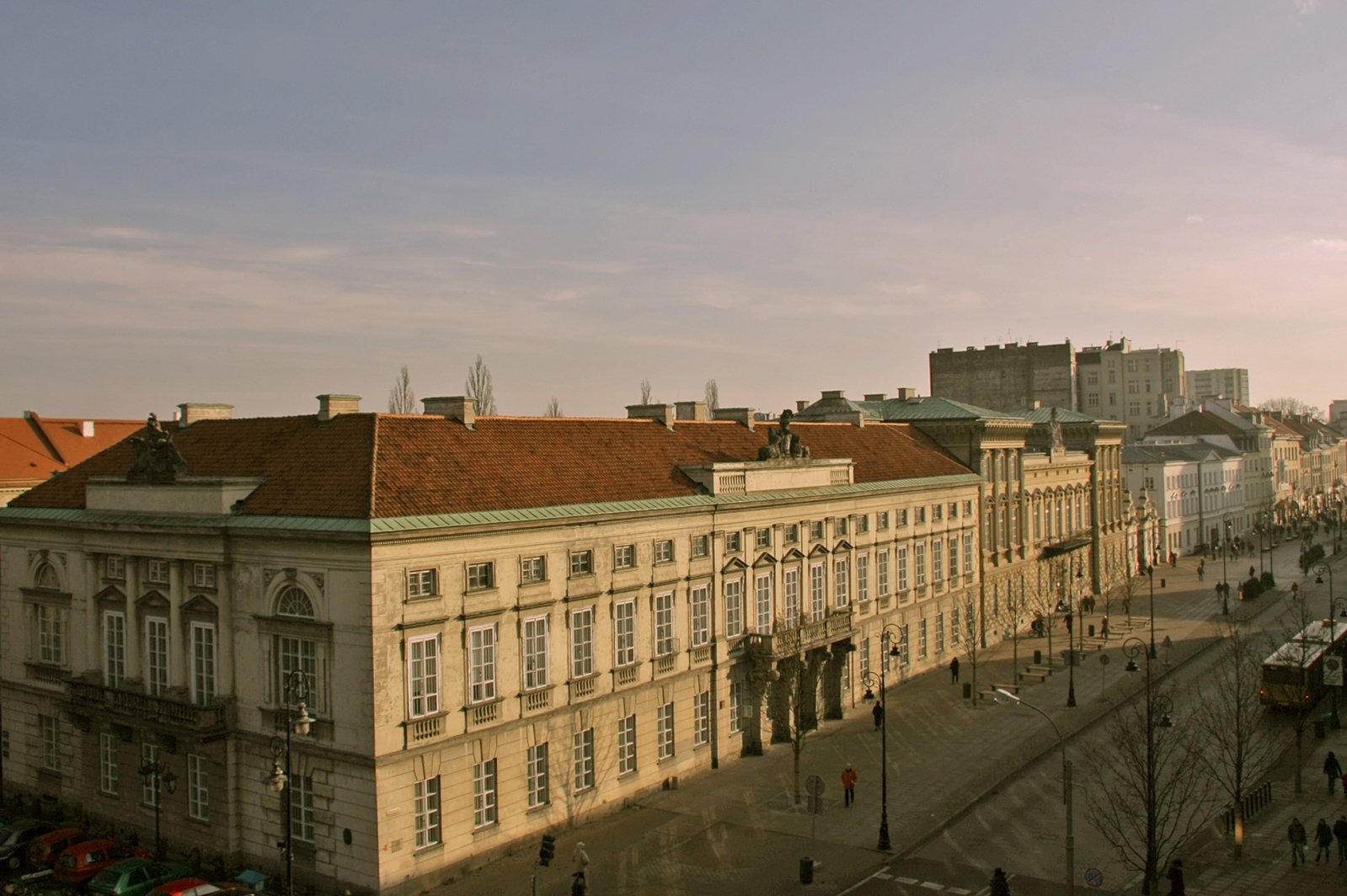 a building is situated on the corner of a city street