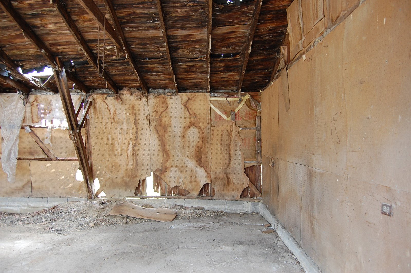 an unfinished room with a ceiling that needs to be remodeled