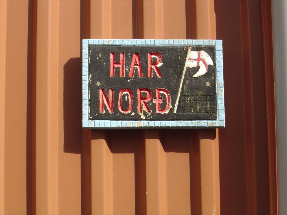 the sign has an arrow on it for a hair salon