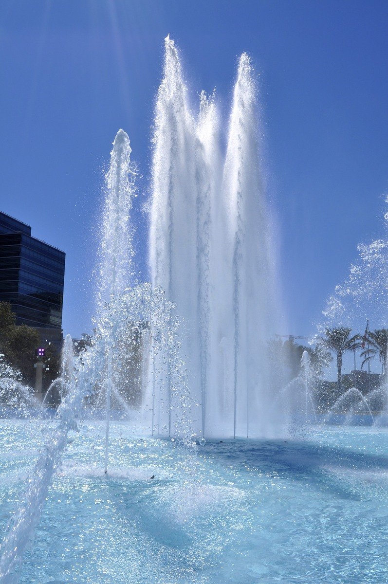 this is a large water fountain in a city