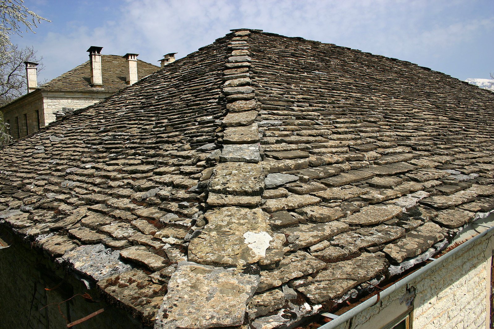an old roof made from large rocks with chimneys
