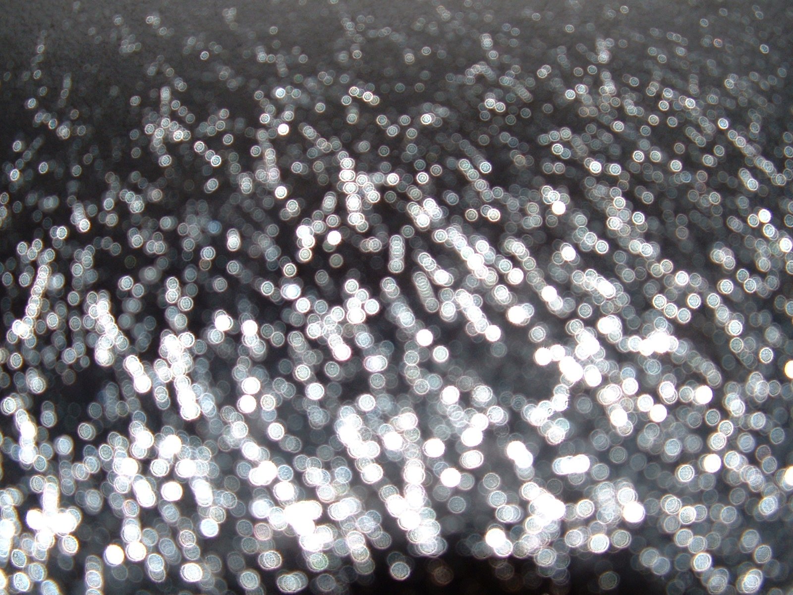 a very blurry picture of white water droplets