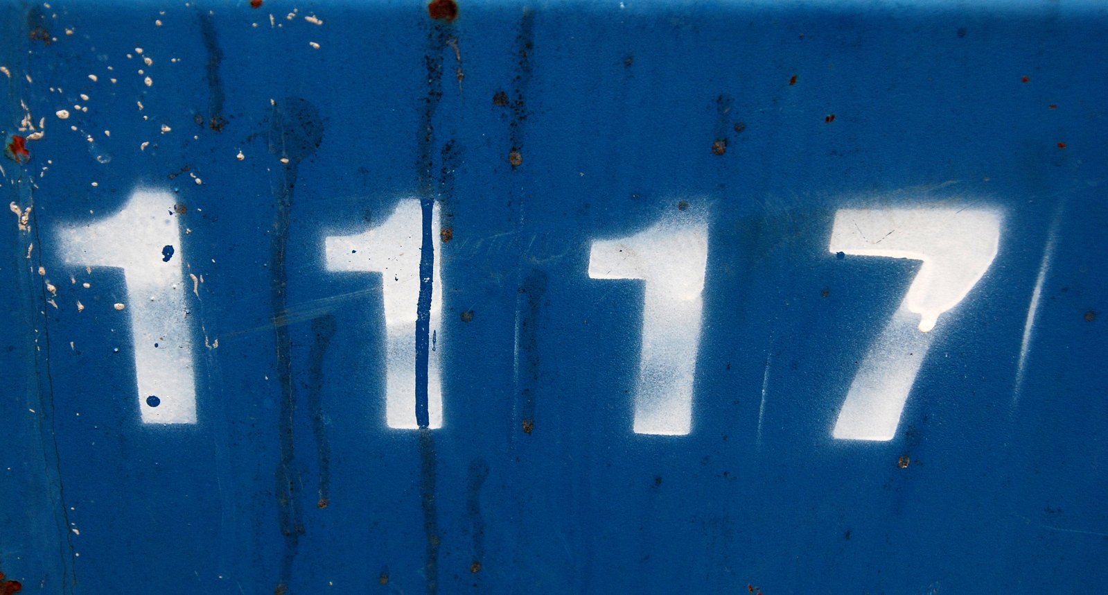 a metal sign that says 72th with white numbers