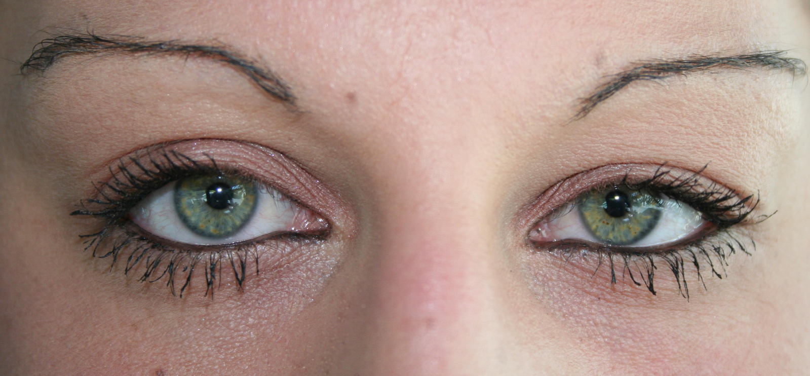 woman with very large lashes has green eyes