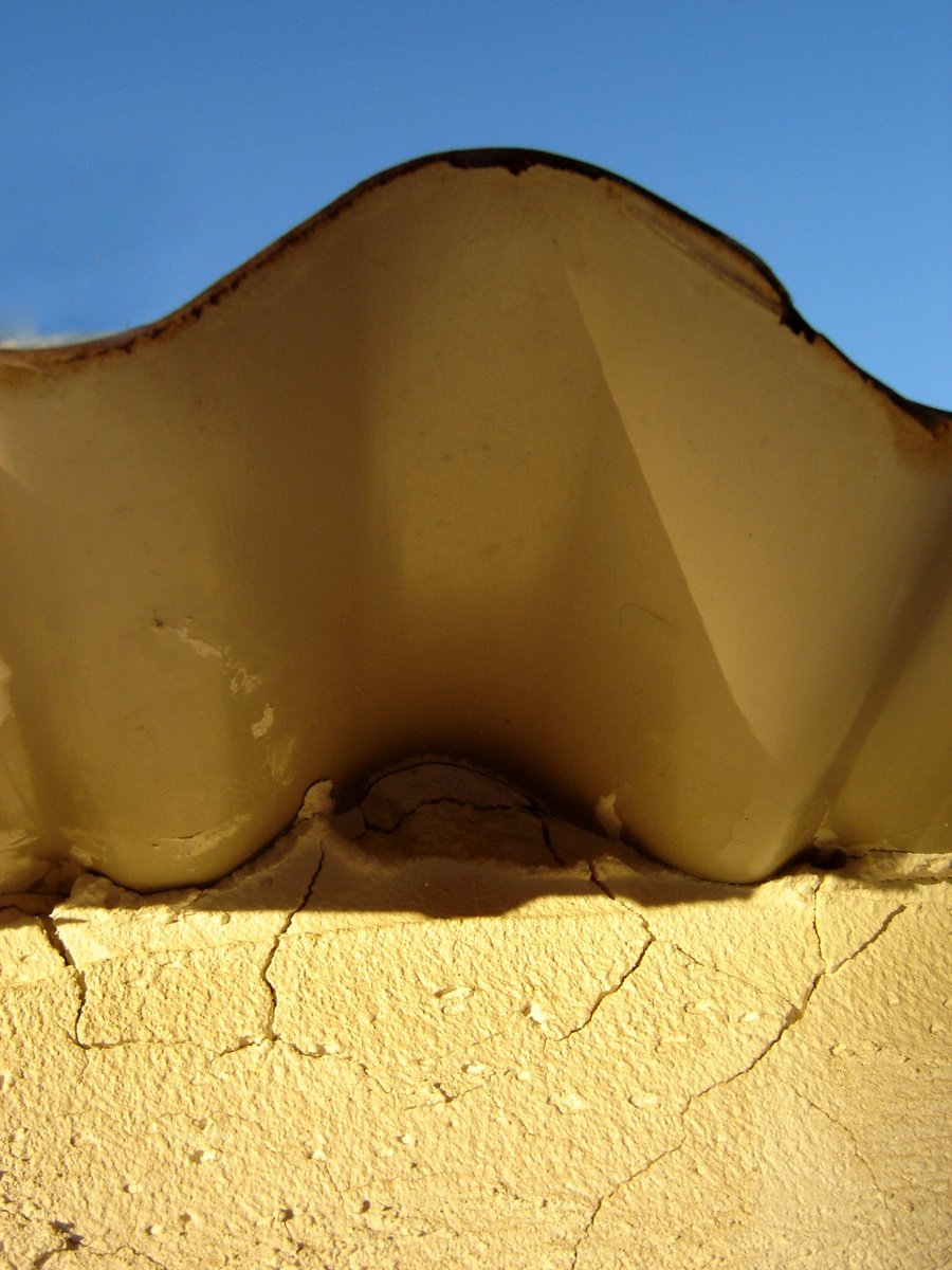 a very close up view of a curved piece of cement