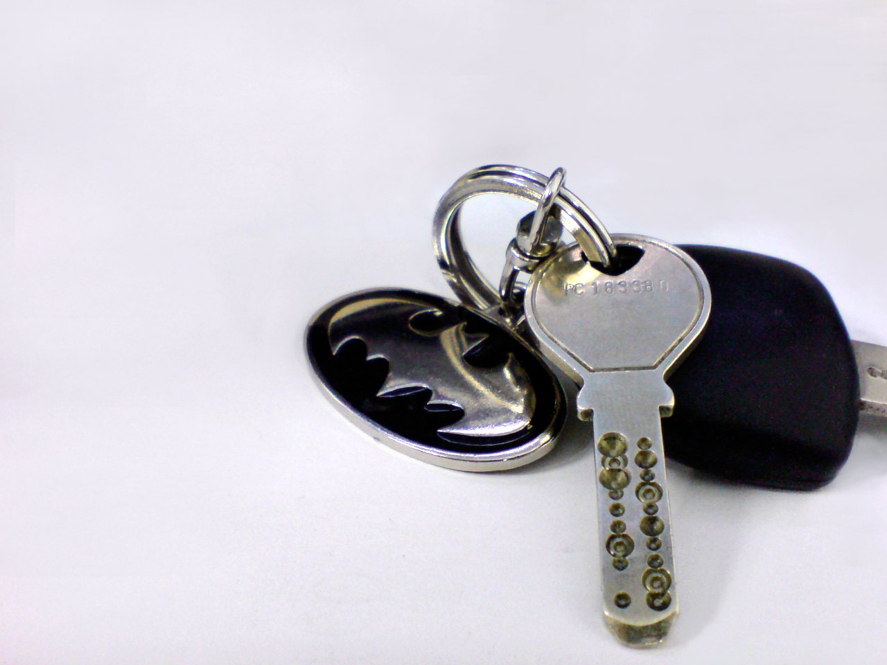 there is a key with a house on it and a car keychain