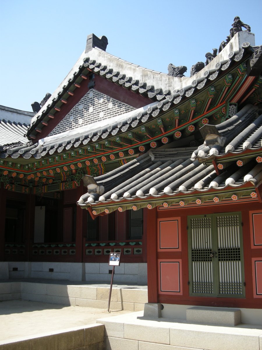 asian building with an ornate roof and window