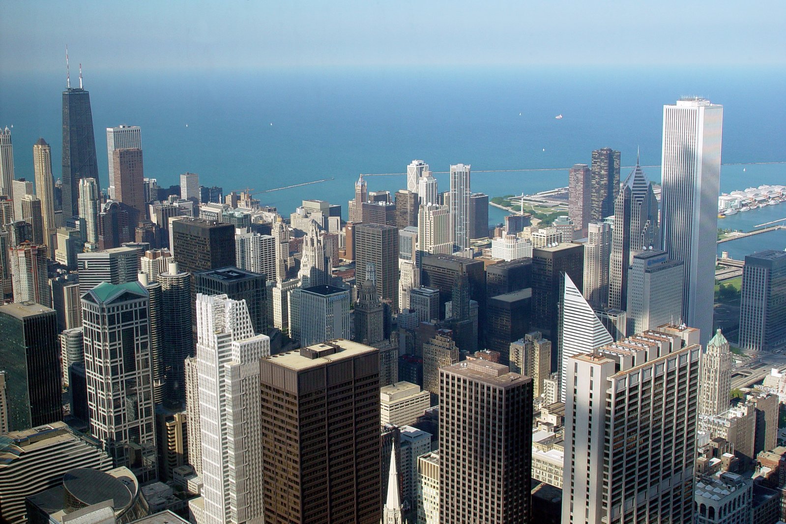 the view from the top of the building in chicago