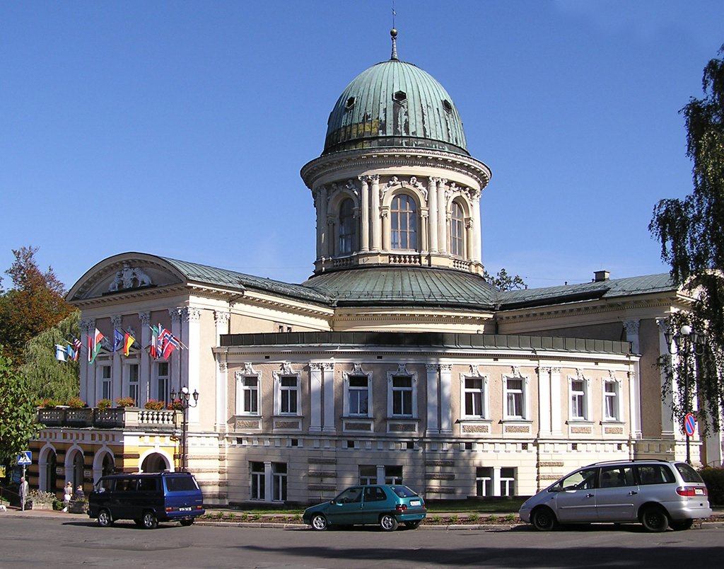 a beautiful large building in the middle of some streets