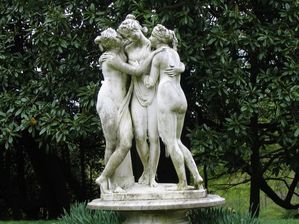 a statue with two people emcing on top of it