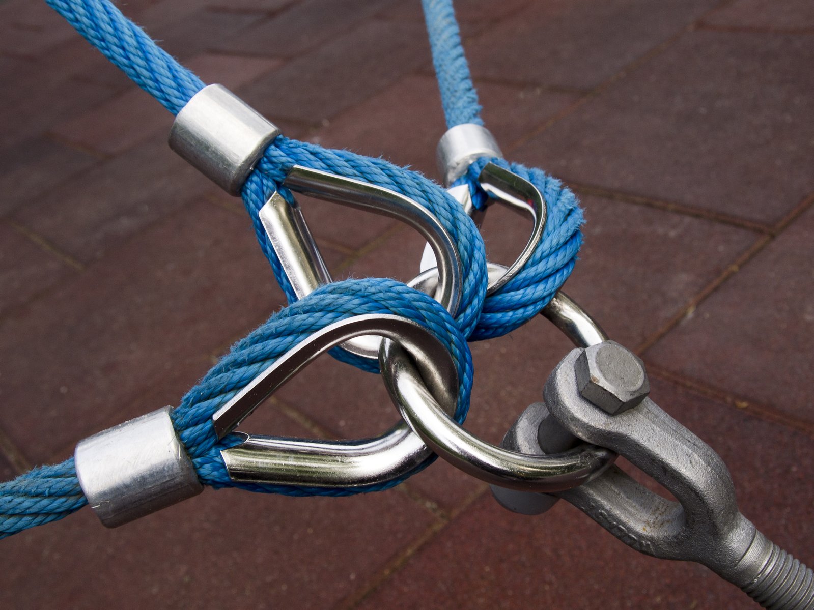 a rope knot is linked to a post