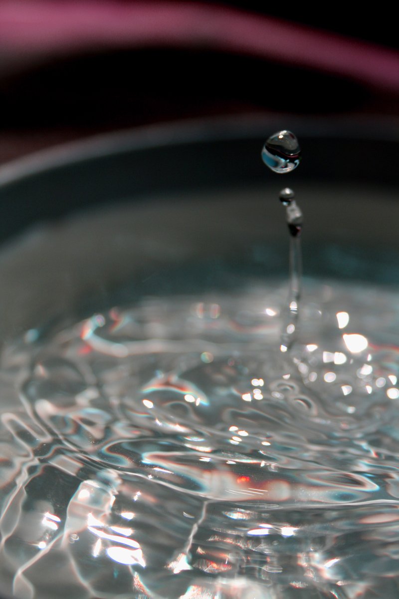 water splashing from the top of a metallic bowl