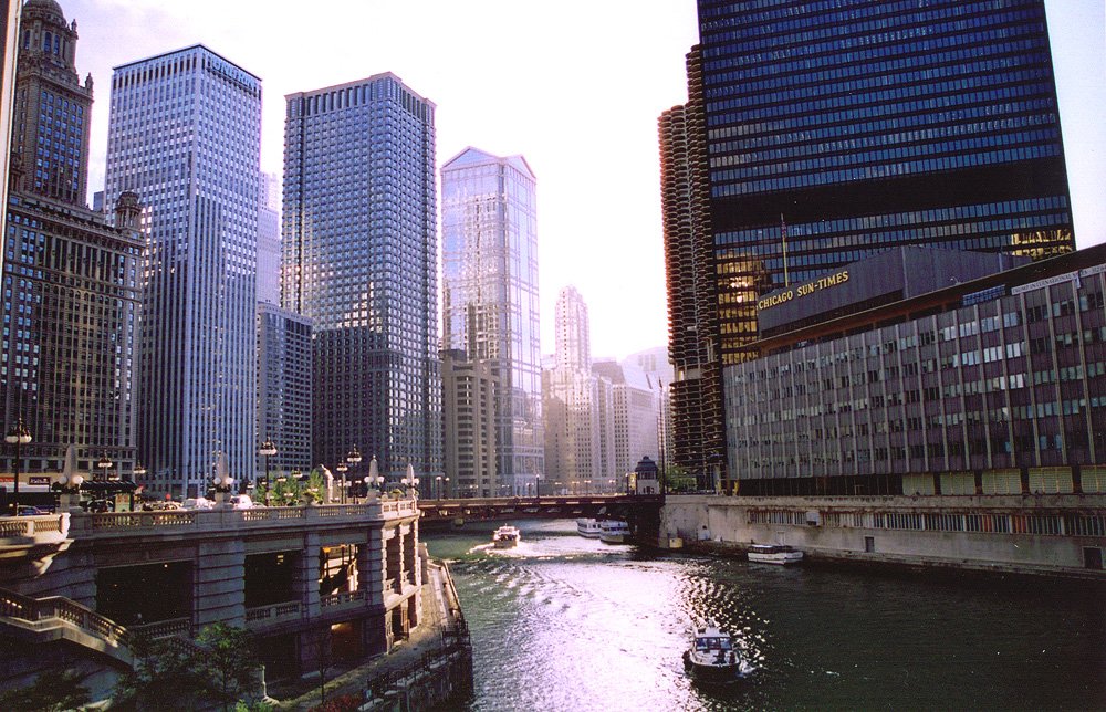 the boats are moving along on the river in chicago