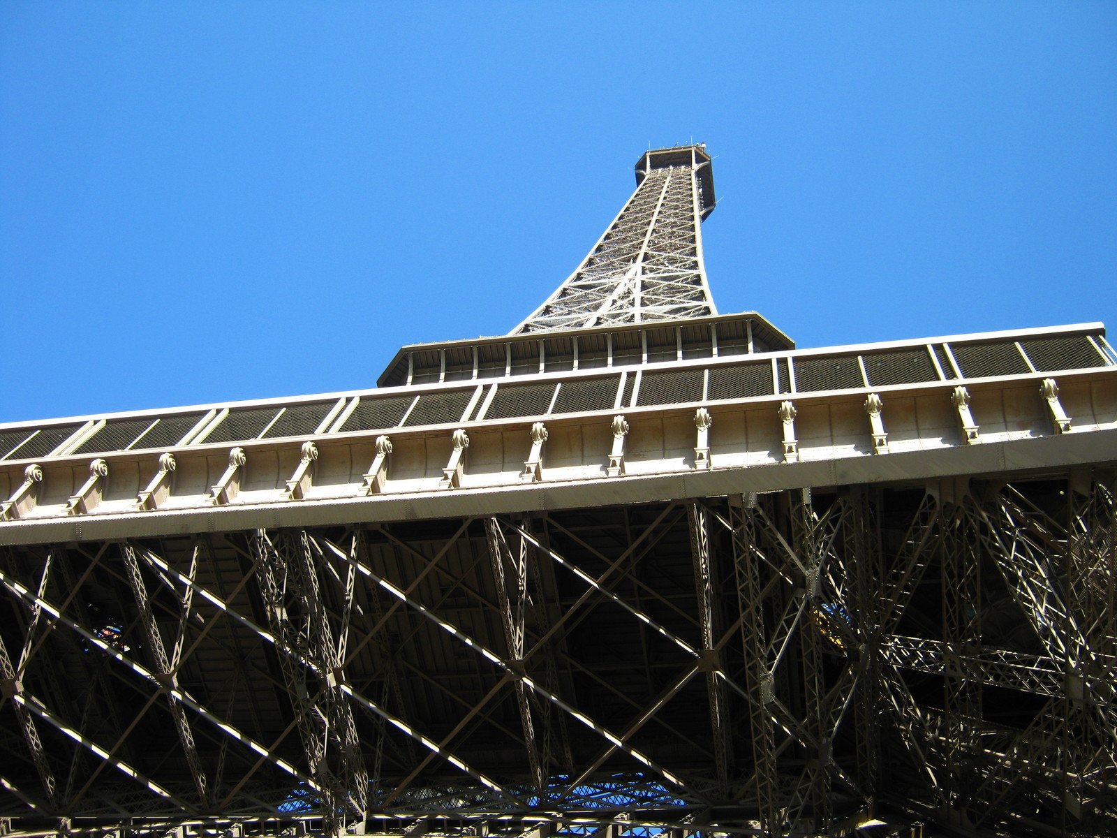 a very tall structure is sitting under the blue sky