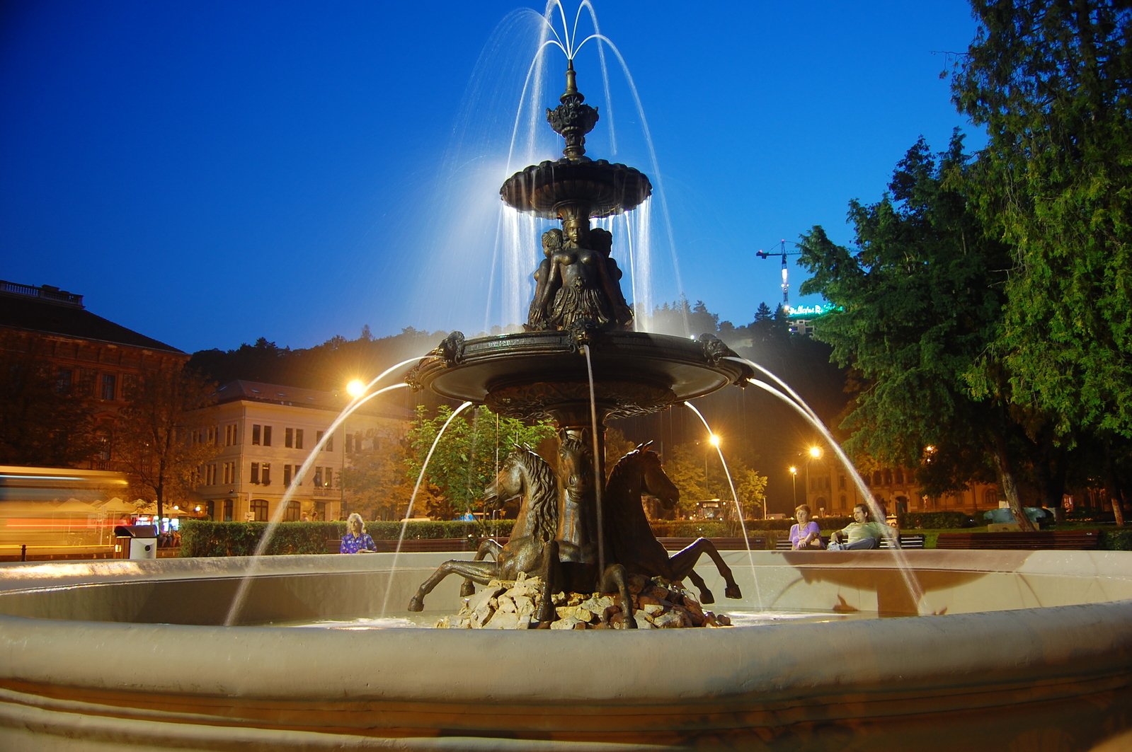 a very pretty water fountain in a big city park