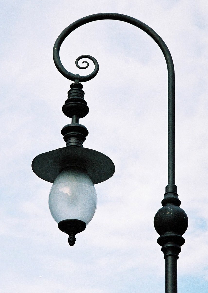 a light with a long pole holding the lamp