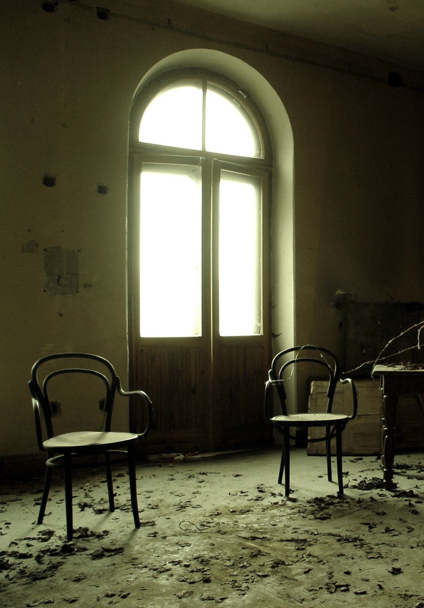 an empty room with chairs on the floor
