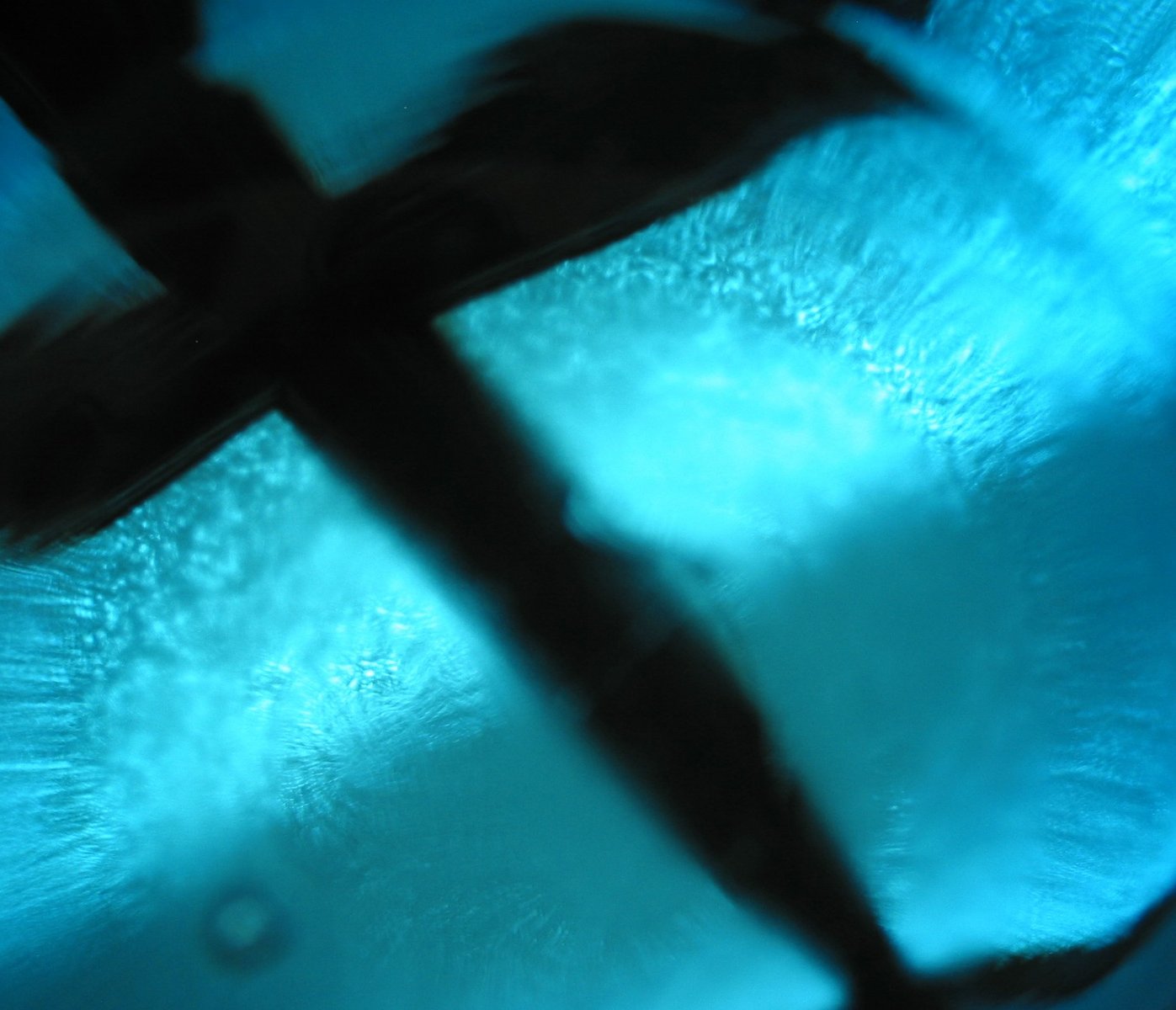 a blurry po of a blue umbrella with water droplets