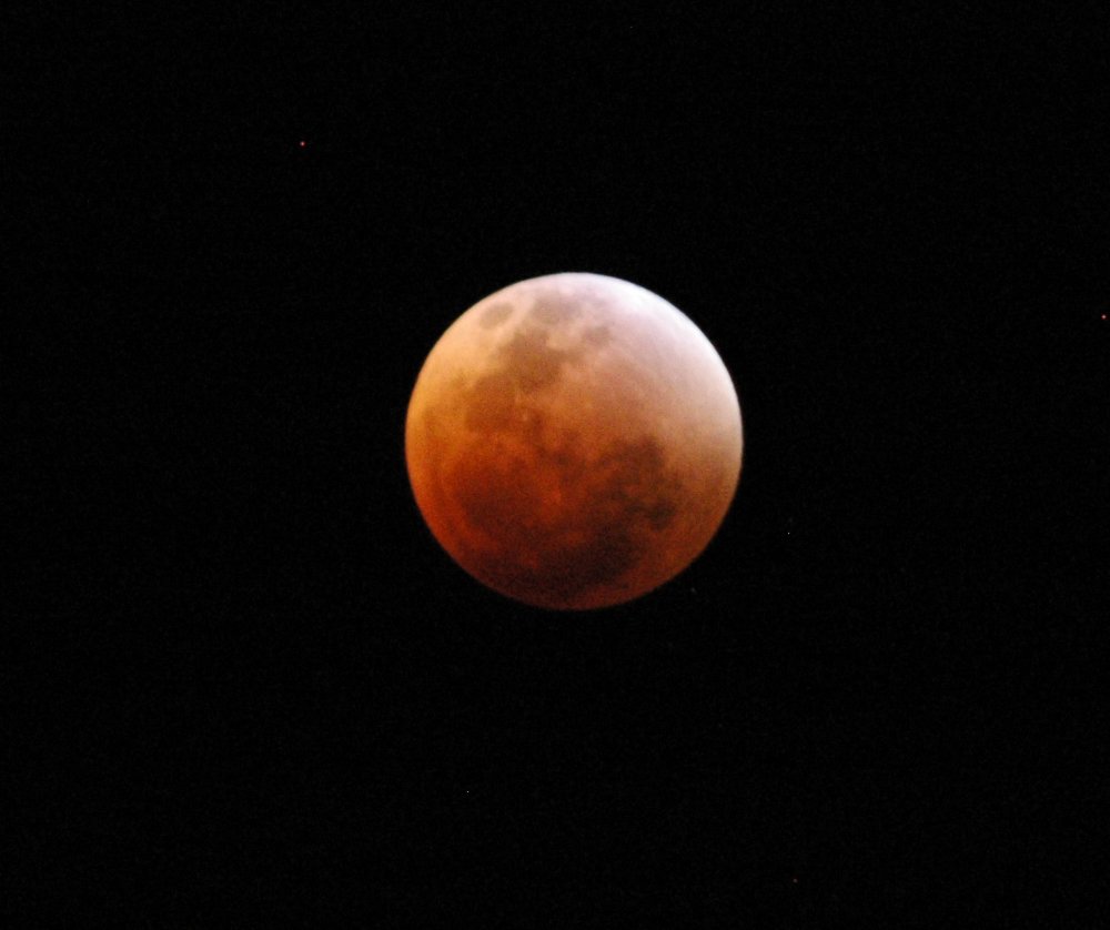 a red eclipse eclipse and moon in the night sky
