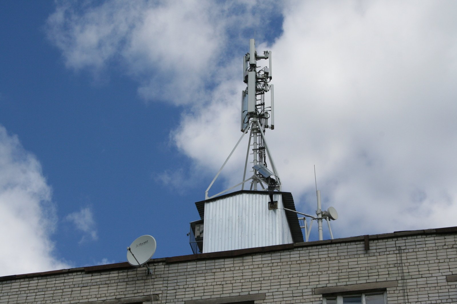 two antennas on a roof of a building