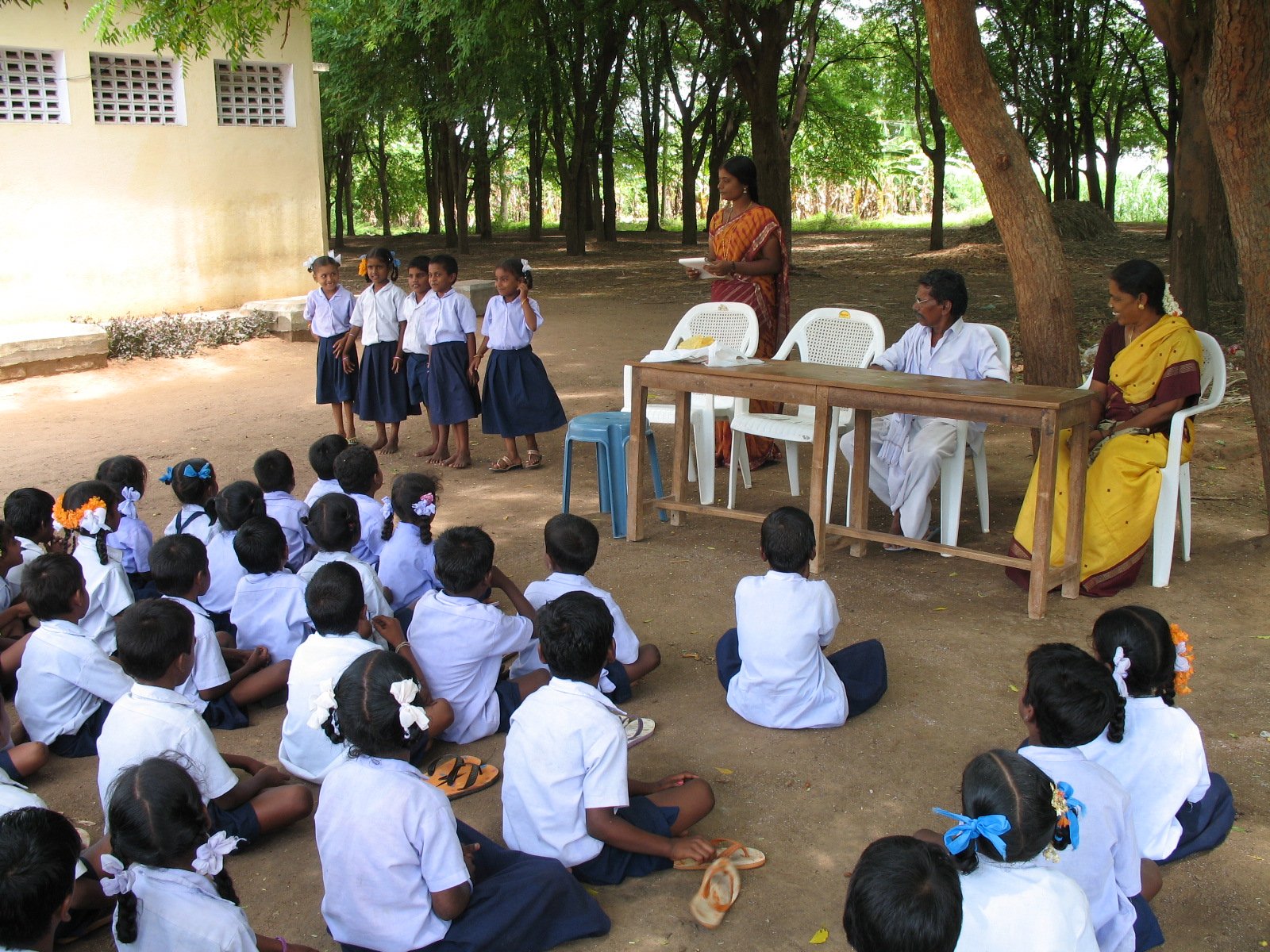 a teacher is presenting to the students about how to write