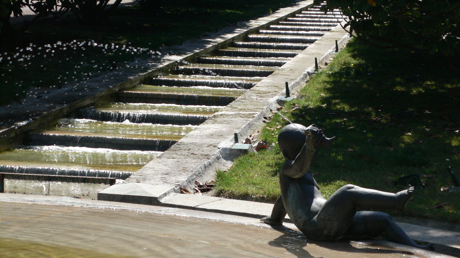 a fountain has fountains with water coming from them