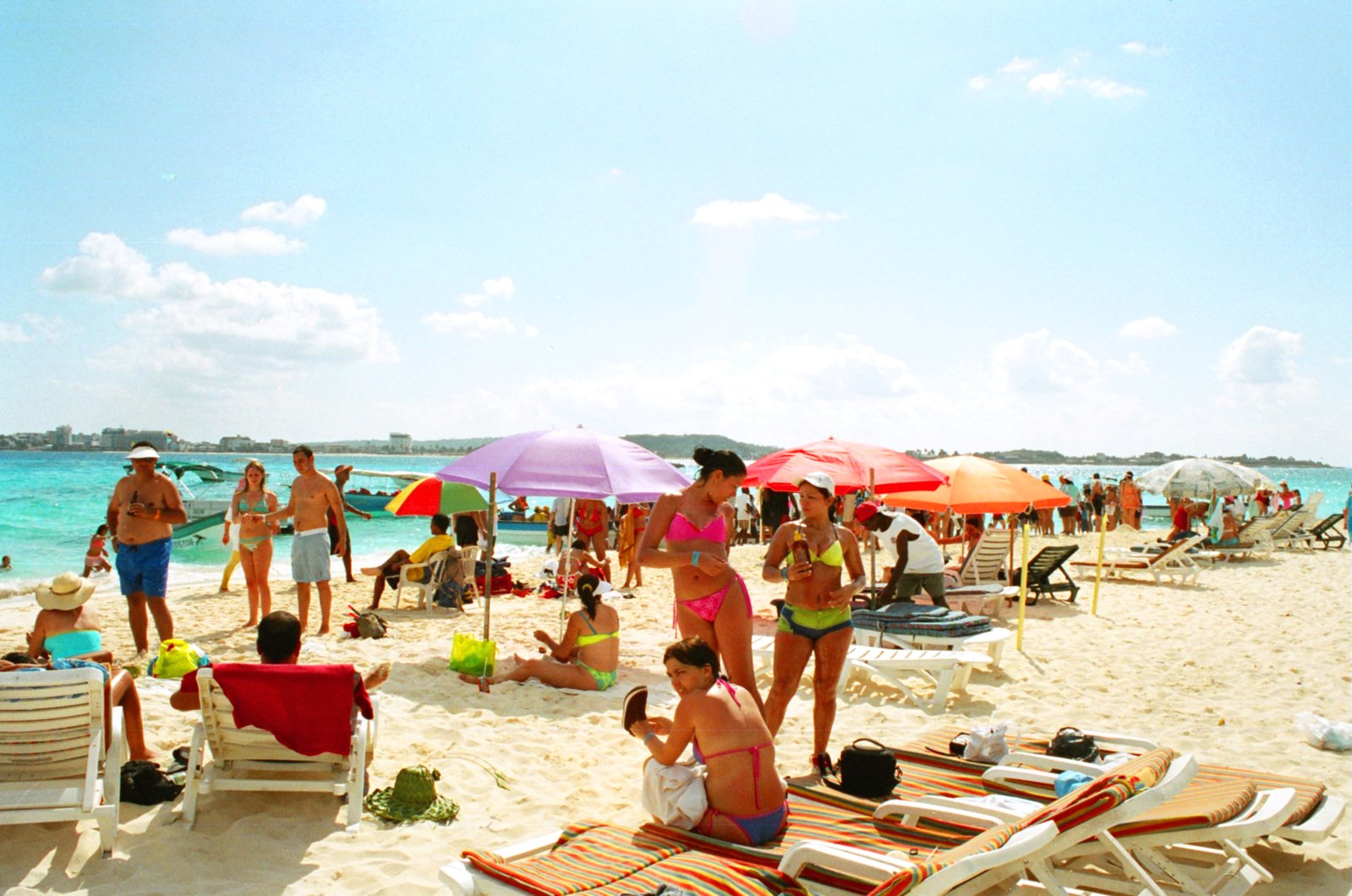 people are gathered at the beach and getting ready to sun themselves