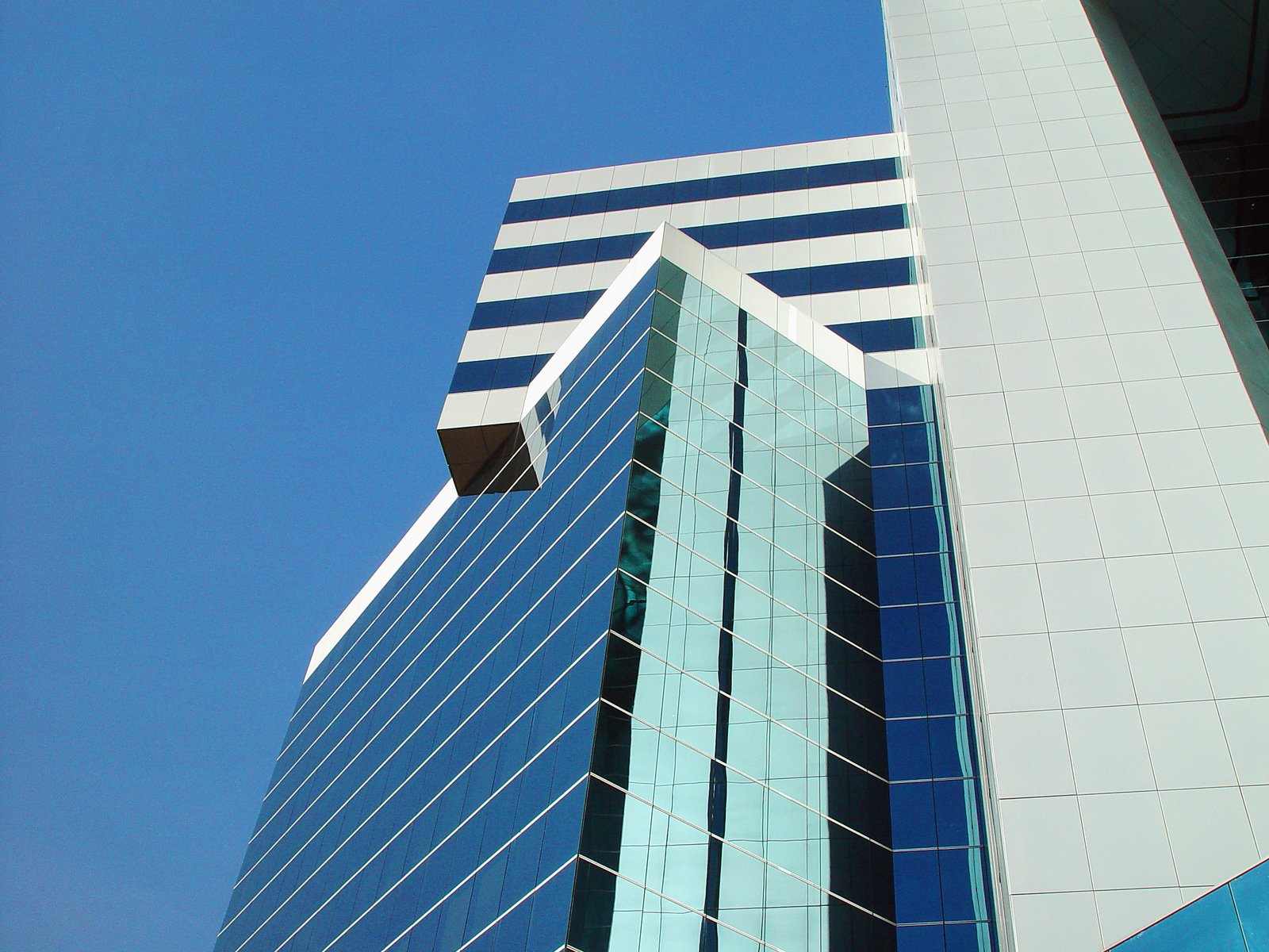 a tall building is in the middle of a clear blue sky