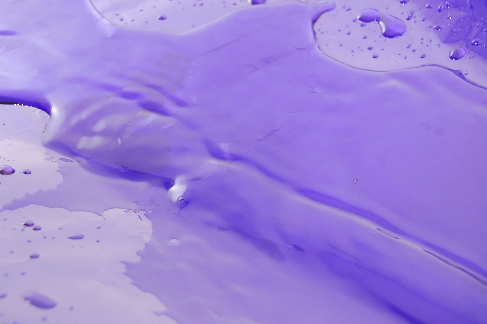 a color filled with a lot of water and light purple