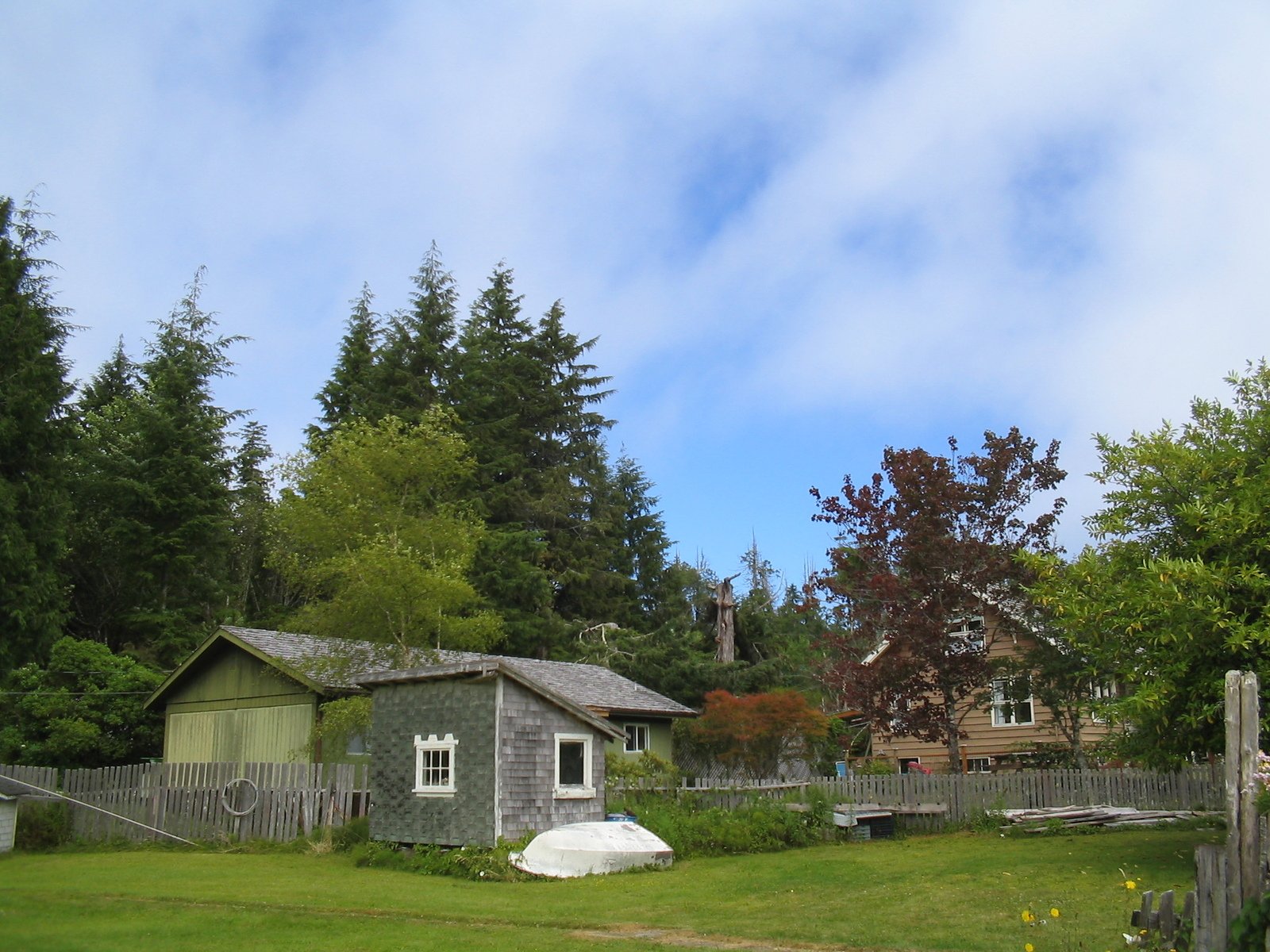 a cottage is shown in the back yard