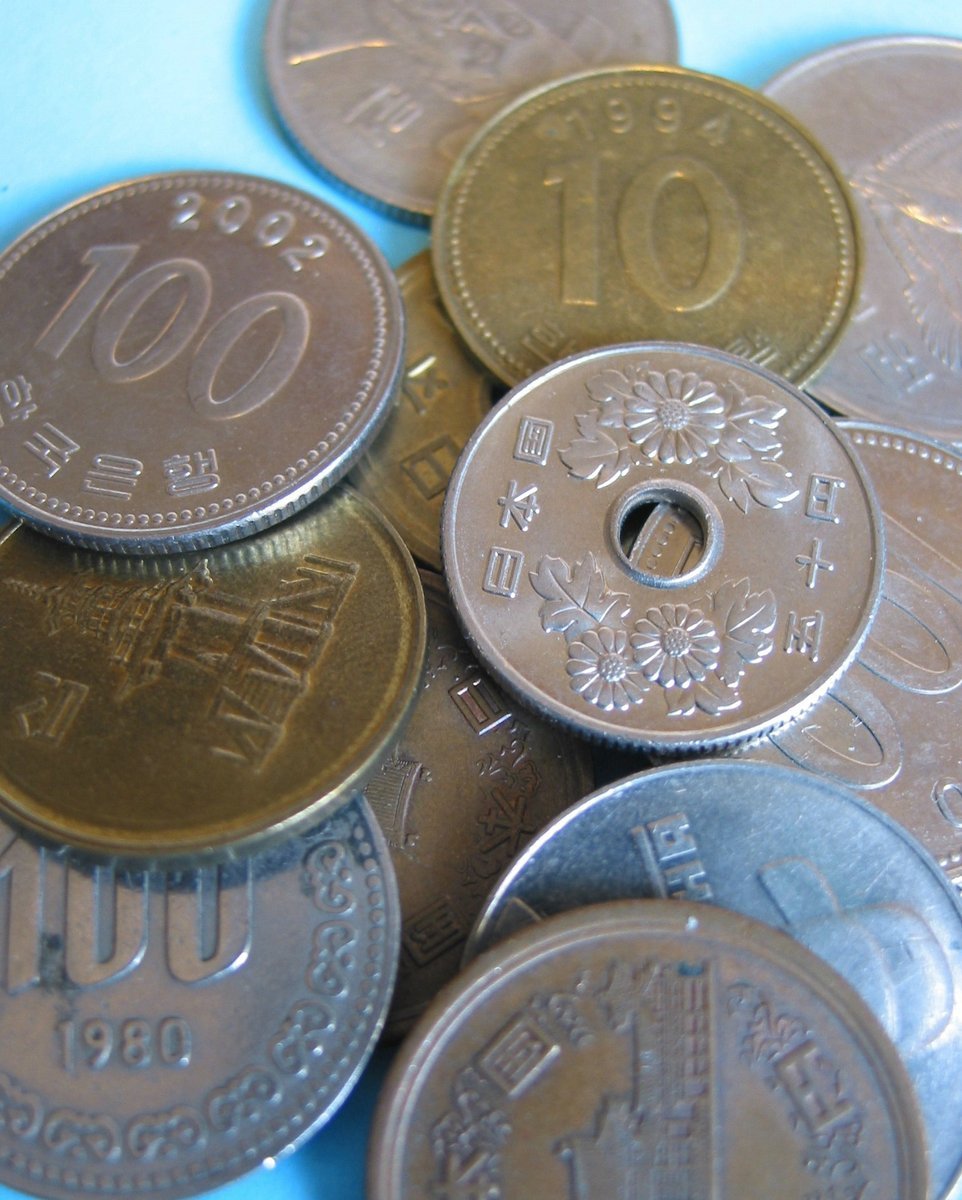 a pile of ten british pound coins