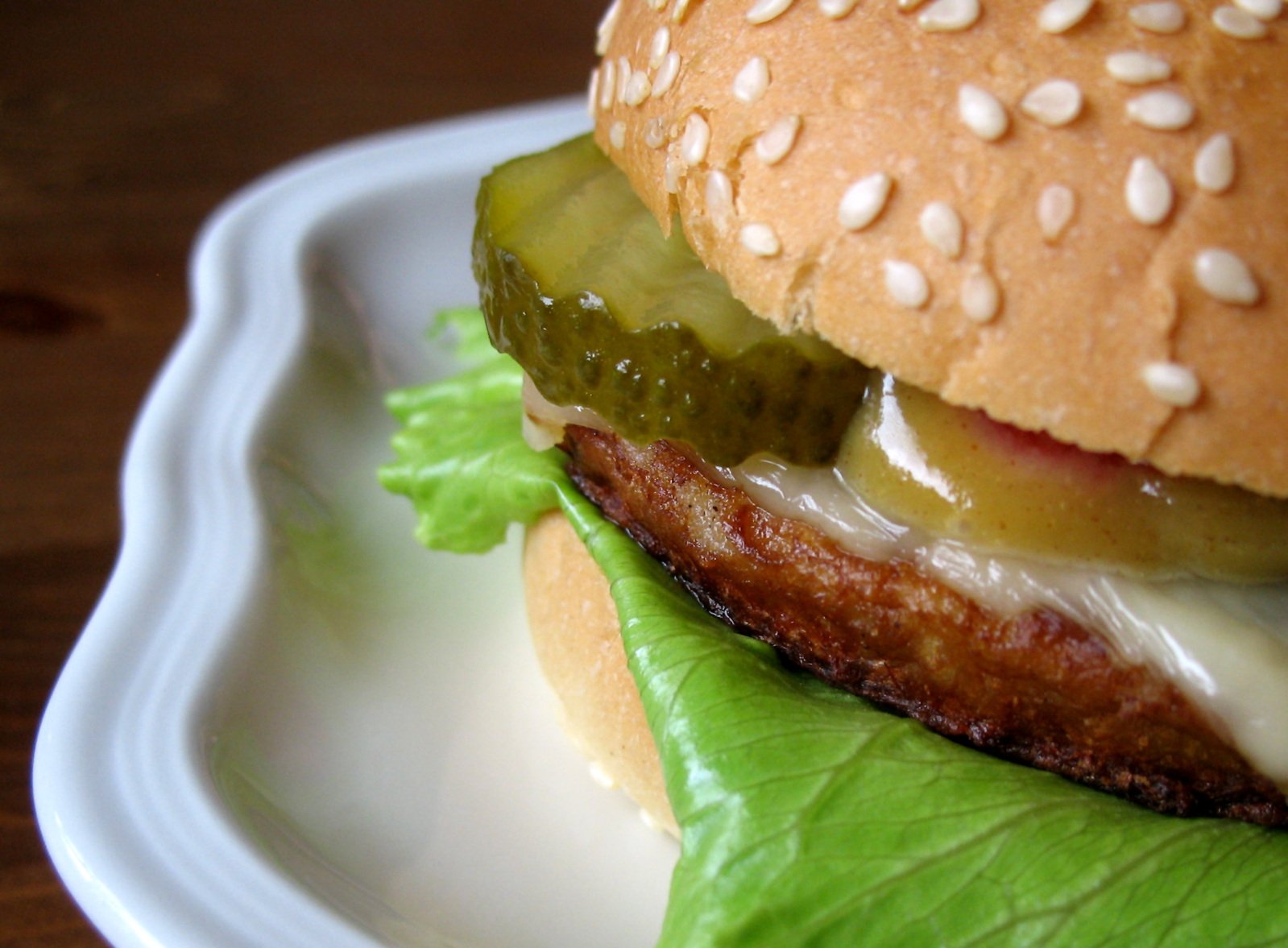 there is a pickle on a hamburger on the plate