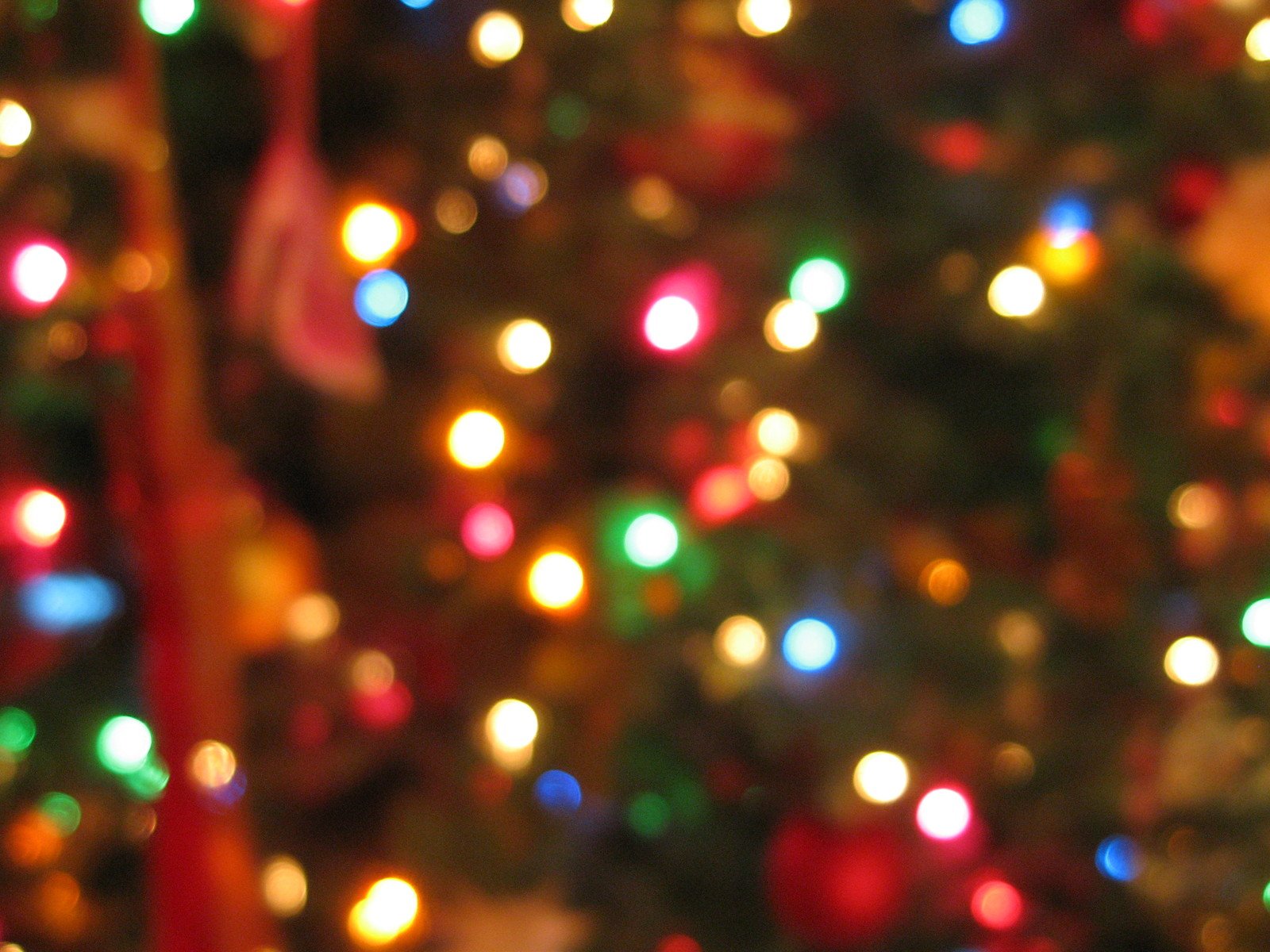 the blurry image of a christmas tree is brightly colored