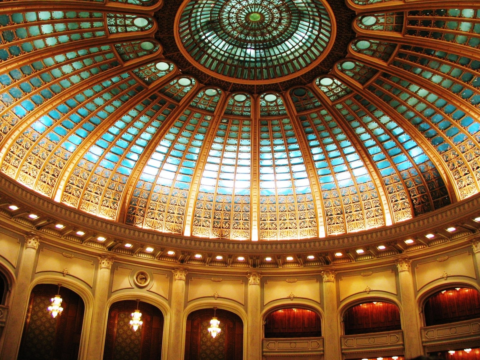 a domed ceiling that has many chandeliers